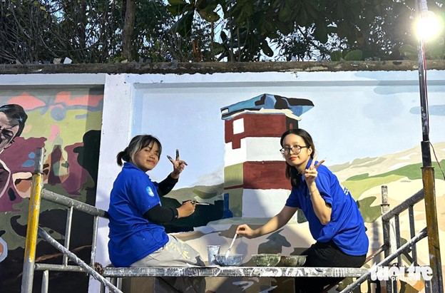 Students from the University of Architecture Ho Chi Minh City do the paintings with great care. Photo: Nguyen Hoang / Tuoi Tre