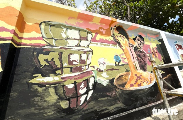 Paintings feature culture, tourism, and people in Phu Yen Province. Photo: Nguyen Hoang / Tuoi Tre