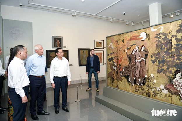 Borrell (L, 2nd) and Minister Bui Thanh Son (L, 3rd) admire the painting ‘Thieu nu trong vuon’ (Girls in the garden) by Nguyen Gia Tri at the Vietnam National Fine Arts Museum in Hanoi on July 30, 2024. Photo: Nam Tran / Tuoi Tre