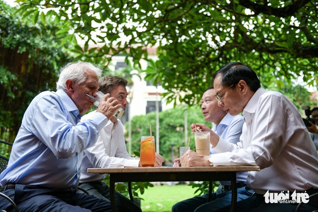 Borrell (L) enjoys Vietnamese coffee at the Vietnam National Fine Arts Museum in Hanoi on July 30, 2024. Photo: Nam Tran / Tuoi Tre