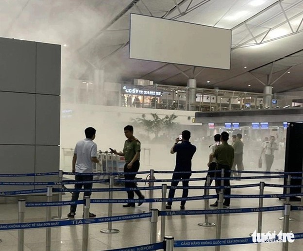 The incident caused no great impact on the operation of the international terminal of Tan Son Nhat International Airport. Photo: Tuoi Tre contributor