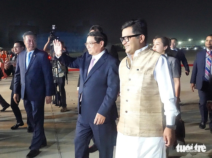 Vietnamese Prime Minister Pham Minh Chinh is seen waving upon his arrival at the Palam military airport in New Delhi, India on the evening of July 30, 2024 (local time). Photo: Ngoc An / Tuoi Tre