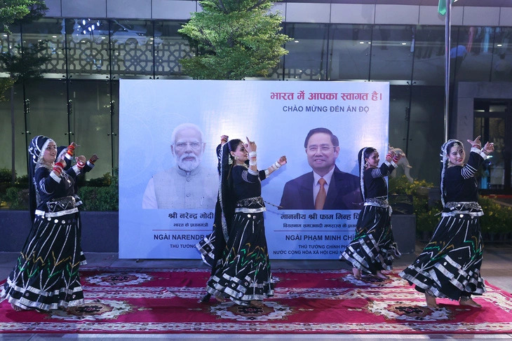 A large welcome poster showing the portraits of Vietnamese Prime Minister Pham Minh Chinh (R) and his Indian counterpart Narendra Modi at the Palam military airport in New Delhi, India on the evening of July 30, 2024 (local time). Photo: Vietnam Government Portal