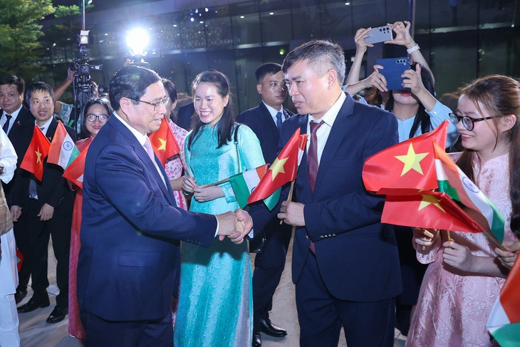 Vietnamese Prime Minister Pham Minh Chinh shakes hands with one of the representatives of the Vietnamese Embassy in India upon his arrival at the Palam military airport in New Delhi, India on the evening of July 30, 2024 (local time). Photo: Ngoc An / Tuoi Tre