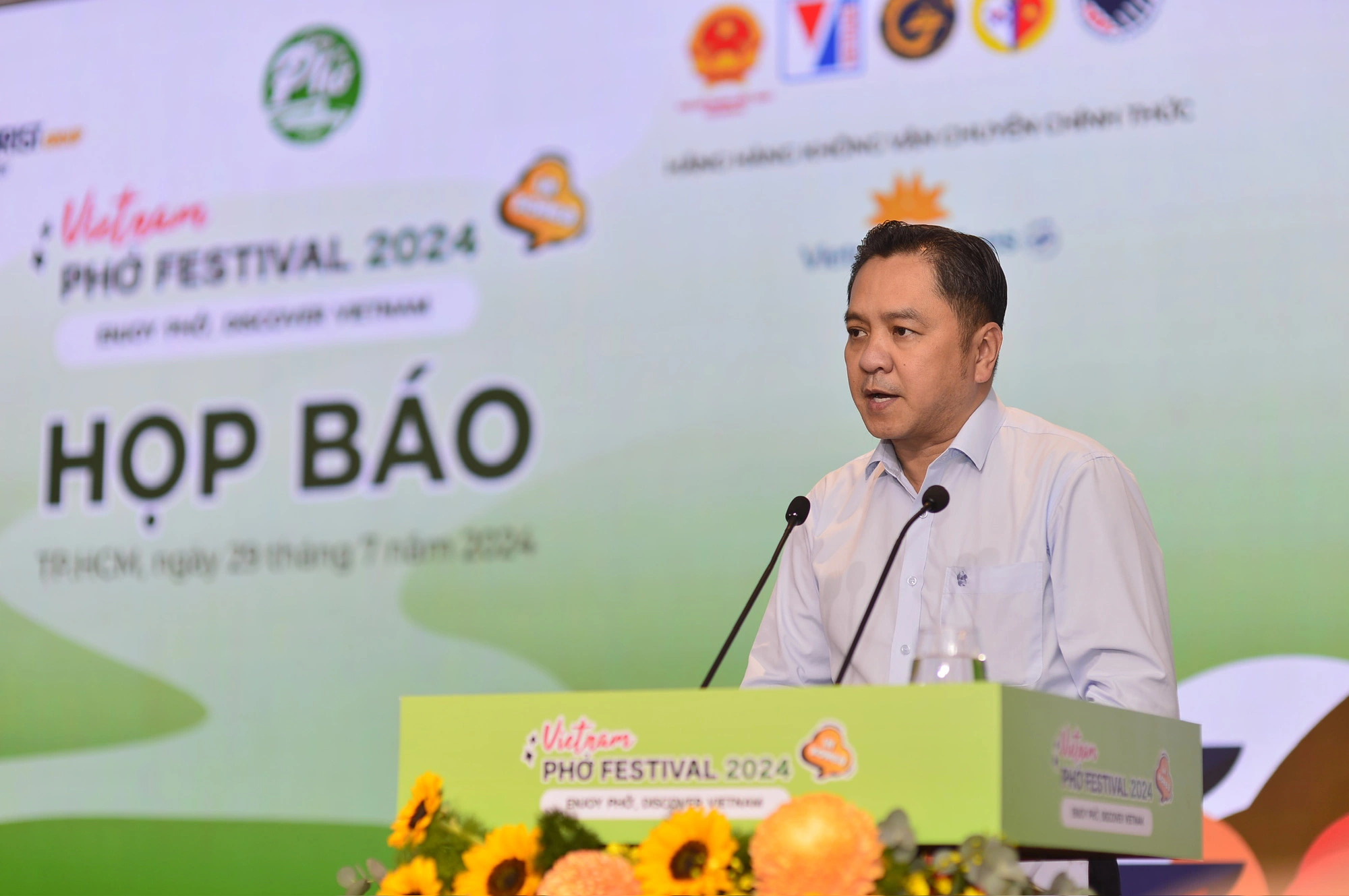 Pham Huy Binh, chairman of the board of members at Saigontourist Group, shares about main activities that his Group will bring to the upcoming 'Vietnam Phở Festival 2024' at a press conference held in Ho Chi Minh City, July 29, 2024. Photo: Quang Dinh / Tuoi Tre