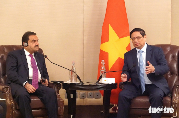 Vietnamese Prime Minister (R) and Adani chairman Gautam Adani at a meeting in India on July 31, 2024. Photo: Ngoc An / Tuoi Tre