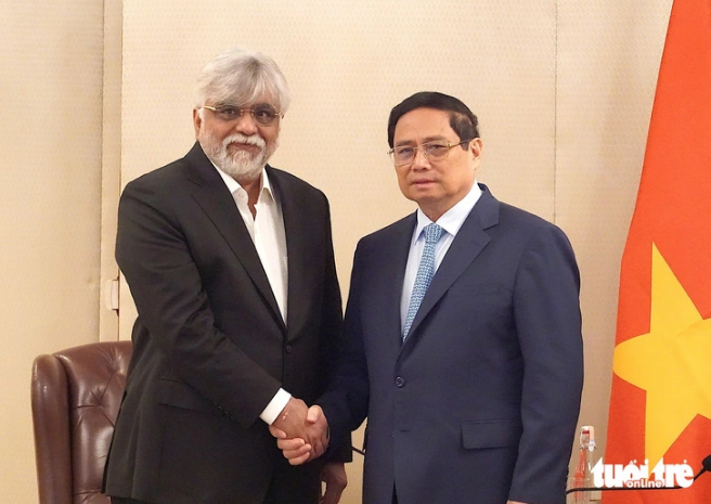 Dharmesh Shah (L), chairman and founder of BDR Pharmaceuticals International Pvt. Ltd., seeks to invest in an anti-cancer drug production project in Vietnam. Photo: Ngoc An / Tuoi Tre