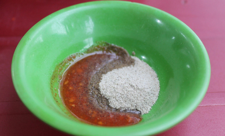 A dipping sauce containing ground pepper salt, chili juice, and lime at Thu Ha balut shop in Bien Hoa City, Dong Nai Province, southern Vietnam. Photo: To Cuong / Tuoi Tre