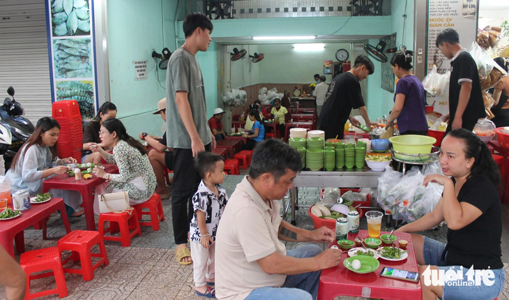 Customers dine in at Thu Ha balut shop in Bien Hoa City, Dong Nai Province, southern Vietnam. Photo: To Cuong / Tuoi Tre