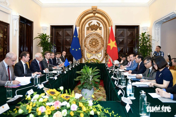 An overview of the meeting between the Vietnamese delegation led by Vietnamese Ministry of Foreign Affairs Bui Thanh Son (R) and the EU delegation headed by Josep Borrell Fontelles, Vice President of the European Commission and High Representative of the EU for Foreign Affairs and Security Policy, in Hanoi on July 30, 2024. Photo: Nam Tran / Tuoi Tre