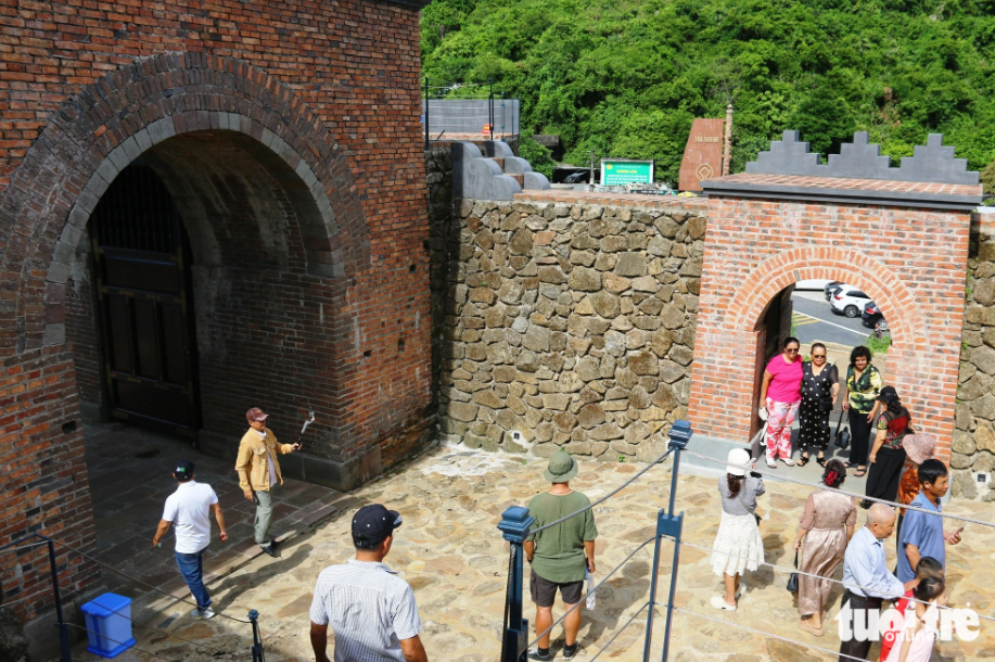 Tourists visit Hai Van Gate on August 1, 2024. Photo: Nhat Linh / Tuoi Tre