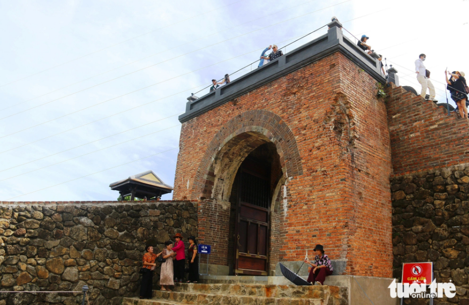 A brick gate inside the Hai Van Gate relic site. Photo: Nhat Linh / Tuoi Tre