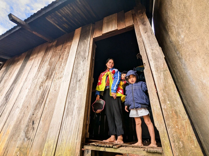 A woman and her two children are seen at a house in earthquake-prone Kon Plong District, Kon Tum Province, located in Vietnam’s Central Highlands. Photo: Tan Luc / Tuoi Tre