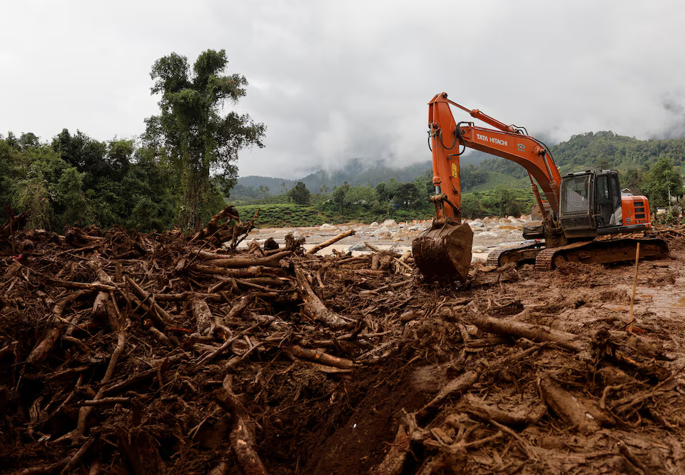 [4/6]An excavator clears tree branches as rescue operations continue after sevaral landslides hit the hills in Wayanad district, in the southern state of Kerala, India, July 31, 2024. Photo: Reuters