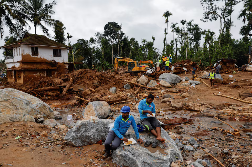 [2/6]Volunteers eat food as rescue operations continue after multiple landslides hit the hills in Wayanad district, in the southern state of Kerala, India, July 31, 2024. Photo: Reuters