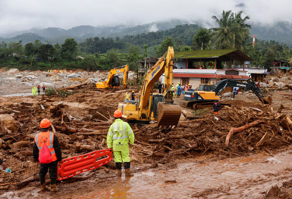 [3/6]Rescuers hold a stretcher as the search for survivors continues after several landslides hit the hills in Wayanad district, in the southern state of Kerala, India, July 31, 2024. Photo: Reuters