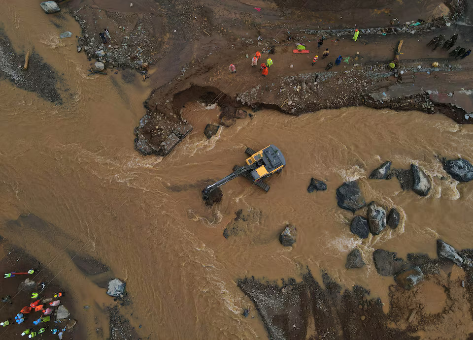 [5/6]A drone view shows Army and rescue teams building a temporary bridge to cross a river at a landslide site after multiple landslides in the hills in Wayanad district, in the southern state of Kerala, India, July 31, 2024. Photo: Reuters