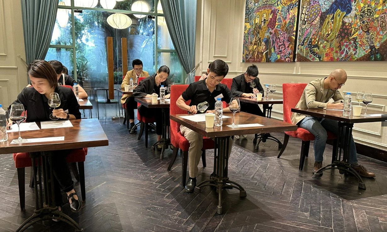 Contestants compete at the quarterfinal round of the 2024 Best Sommelier of Vietnam competition. Photo: Courtesy of organizer