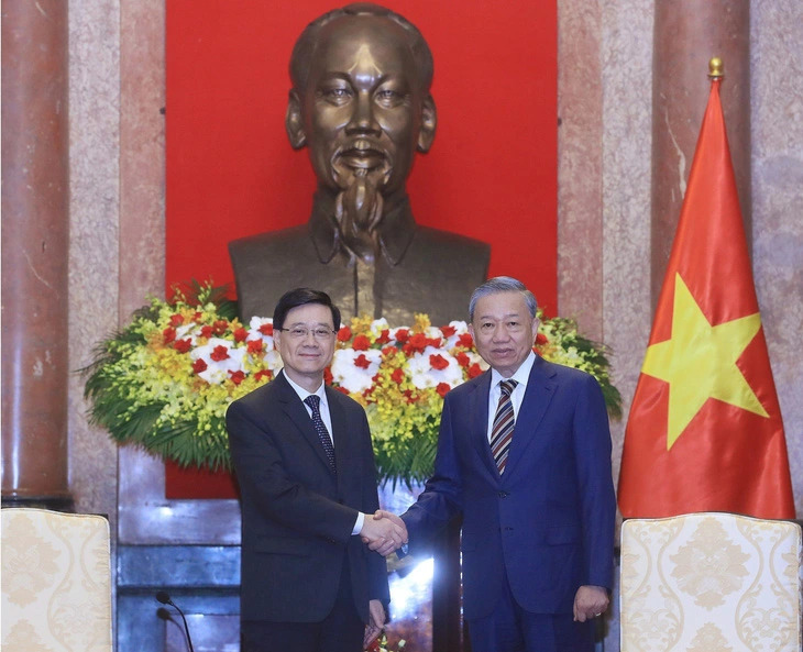 Vietnamese State President To Lam (R) and Chief Executive of Hong Kong Special Administrative Region Lee Ka-chiu are seen in Hanoi on August 1, 2024. Photo: VNA