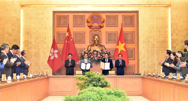 This image shows officials of Vietnam and Hong Kong exchanging one of the cooperative agreements signed between the two sides in Hanoi on August 1, 2024. Photo: Vietnam Government Portal