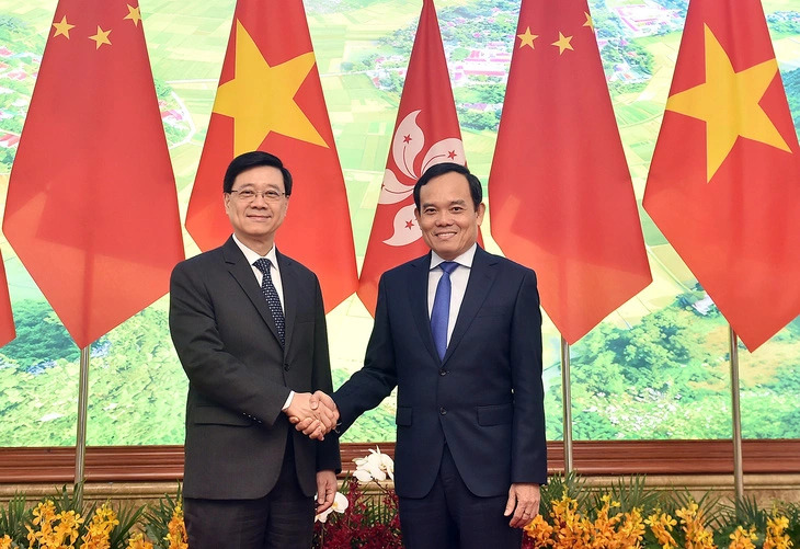 Vietnam, Hong Kong vow to boost multifaceted ties, sign 8 cooperative deals