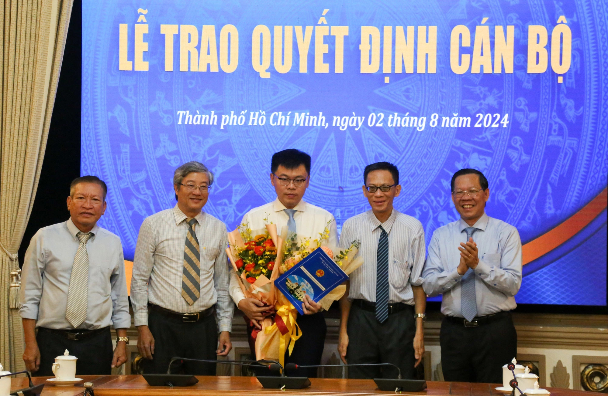 Officials of the Ho Chi Minh City administration and the Ho Chi Minh City Institute for Development Studies (HIDS) congratulate Truong Minh Huy Vu on his new appointment as HIDS chief. Photo: Thao Le / Tuoi Tre