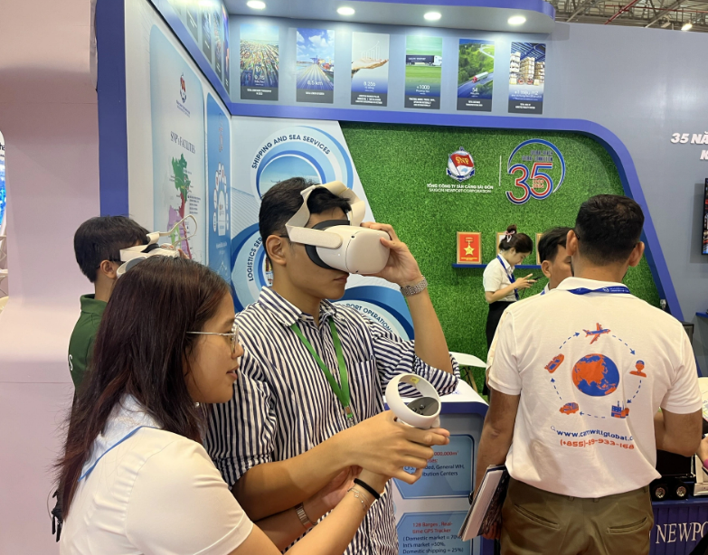 A visitor experiences a virtual reality activity at a booth at the Vietnam International Logistics Exhibition 2024 (VILOG 2024) in Ho Chi Minh City. Photo: Nhu Binh / Tuoi Tre