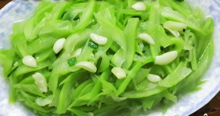 Stir-fried chayote with garlic