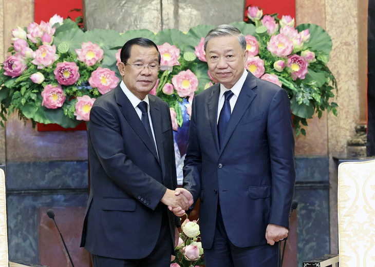 President of the Cambodian People’s Party Hun Sen (L) shakes hands with Vietnamese State President To Lam in Hanoi, July 25, 2024. Photo: Vietnam News Agency