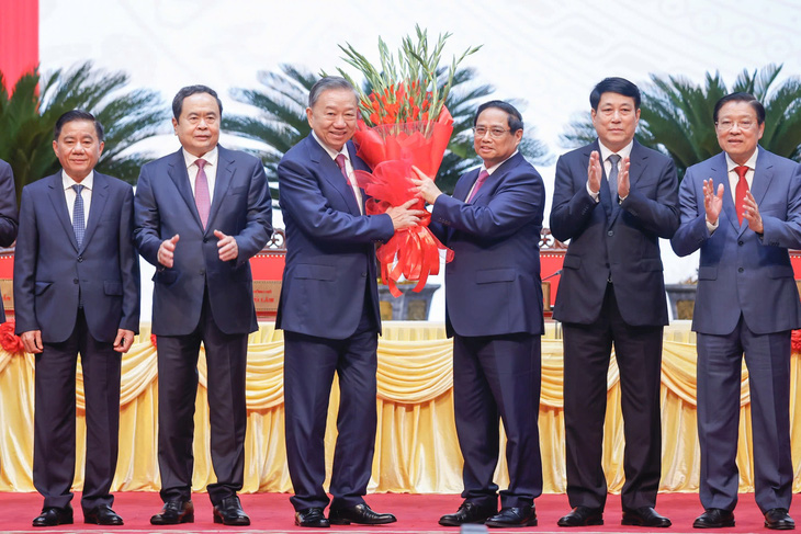 Party and State leaders congratulate Vietnam's Party General Secretary, State President To Lam (L, 3rd) on his new post following a meeting of the 13th Central Committee of the Communist Party of Vietnam in Hanoi, August 3, 2024. Photo: Vietnam News Agency