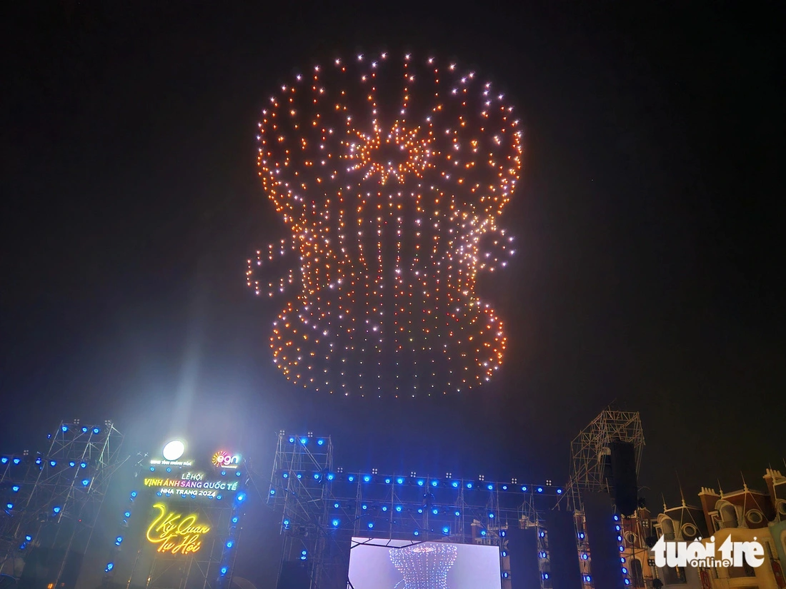 The image of the Dong Son Bronze Drum, a symbol of Vietnamese culture, created by drones during the UAE team's light show at the closing night of the Nha Trang International Light Bay Festival 2024 in Khanh Hoa Province, south-central Vietnam, August 3, 2024. Photo: Minh Chien / Tuoi Tre