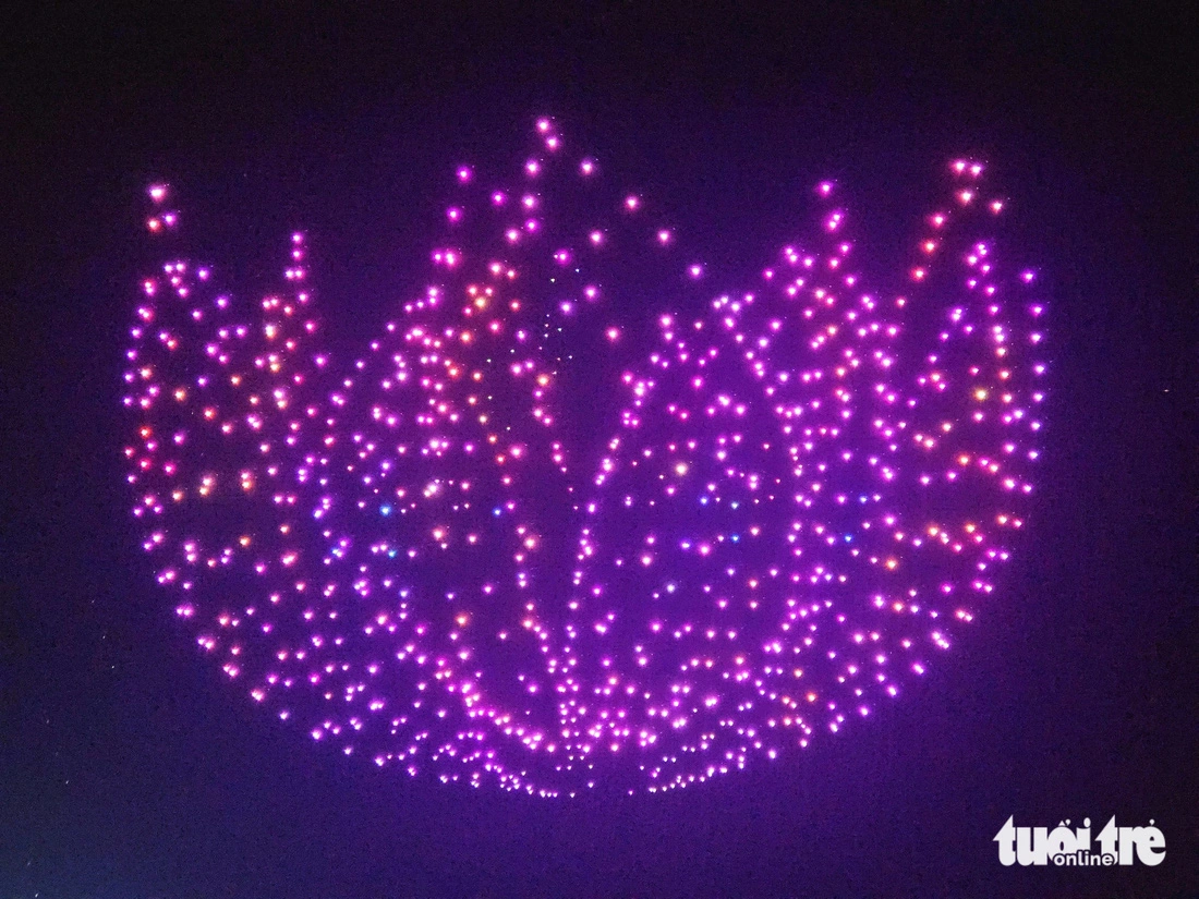 The image of a lotus flower, a symbol of Vietnamese culture, created by drones during the UAE team's light show at the closing night of the Nha Trang International Light Bay Festival 2024 in Khanh Hoa Province, south-central Vietnam, August 3, 2024. Photo: Minh Chien / Tuoi Tre