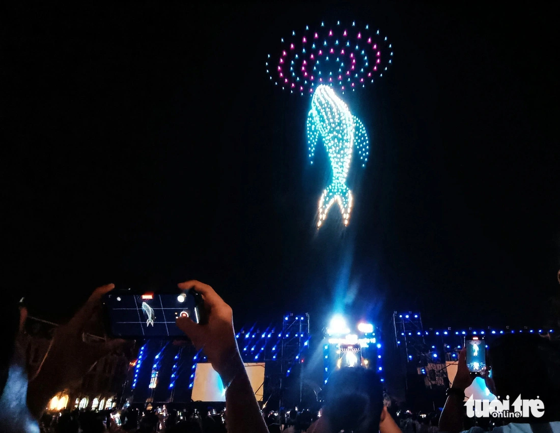 The image of a fish formed by drones during the UAE team's light show at the closing night of the Nha Trang International Light Bay Festival 2024 in Khanh Hoa Province, south-central Vietnam, August 3, 2024. Photo: Minh Chien / Tuoi Tre