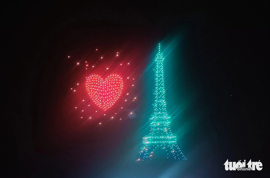 The images of France’s Eiffel Tower and a heart created by drones during the French team's light show at the closing night of the Nha Trang International Light Bay Festival 2024 in Khanh Hoa Province, south-central Vietnam, August 3, 2024. Photo: Tran Hoai / Tuoi Tre