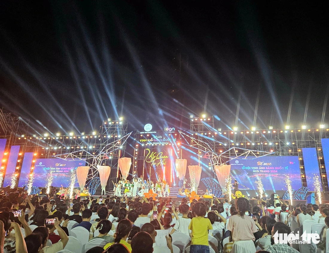 This image shows visitors at the closing night of the Nha Trang International Light Bay Festival 2024 in Khanh Hoa Province, south-central Vietnam, August 3, 2024. Photo: Minh Chien / Tuoi Tre