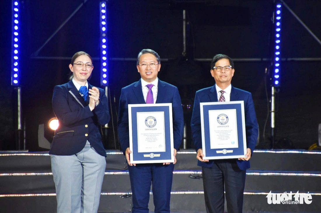 Two representatives of Khanh Hoa Province receive the Guinness World Records certificates for the world’s largest light drone show of wonders and the world’s largest light drone show featuring the Lac Bird, a Vietnamese cultural symbol, set at the Nha Trang International Light Bay Festival 2024 in the province, located in south-central Vietnam, August 3, 2024. Photo: Tran Hoai / Tuoi Tre