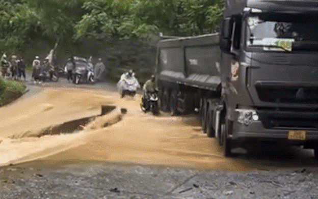 Trucker praised for helping over 100 motorbikes pass through spillway in northern Vietnam