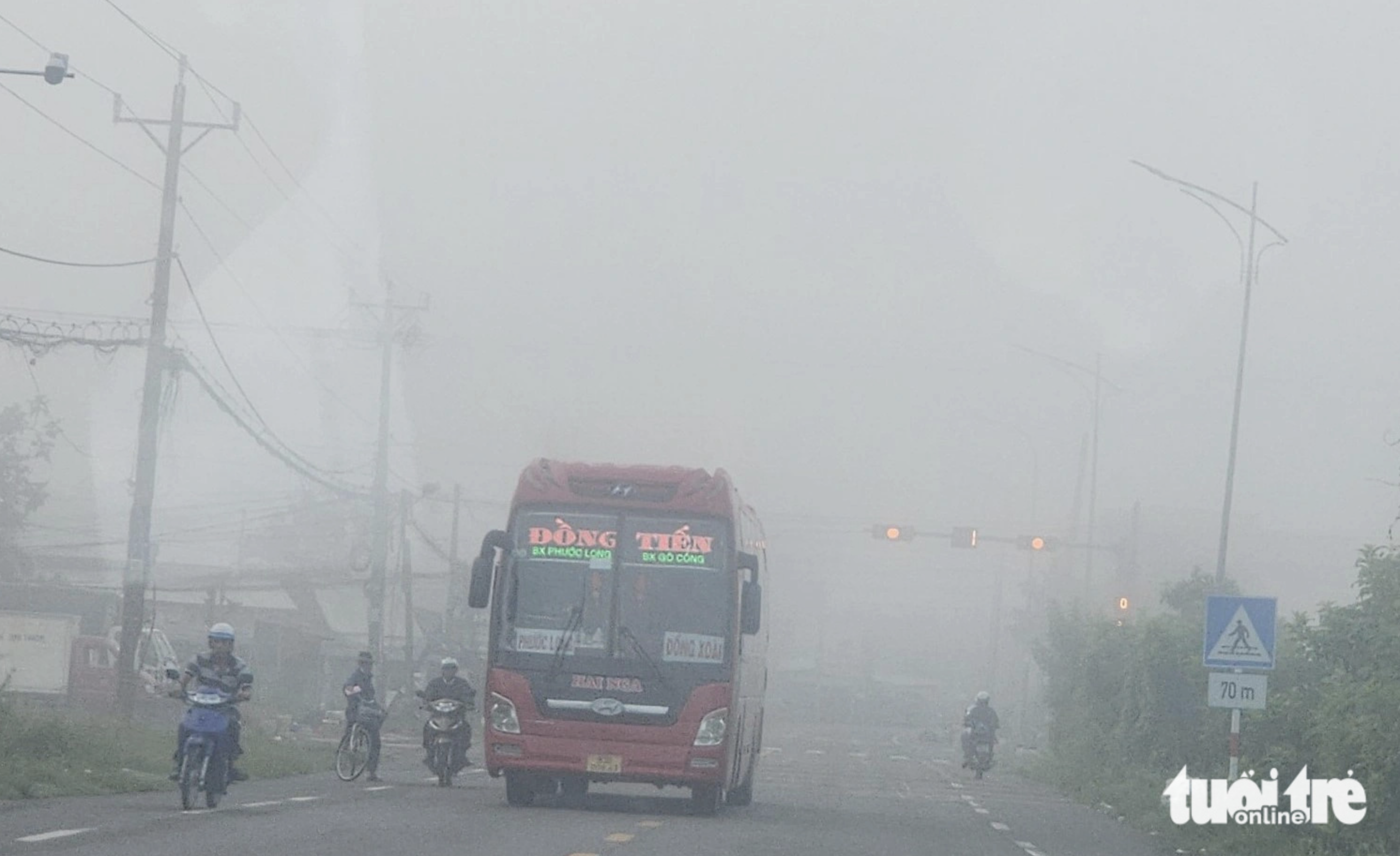 It is 6:30 am on August 5, 2024, but fog is covering National Highway 50 in Tien Giang Province, southern Vietnam. Photo: Hoai Thuong / Tuoi Tre