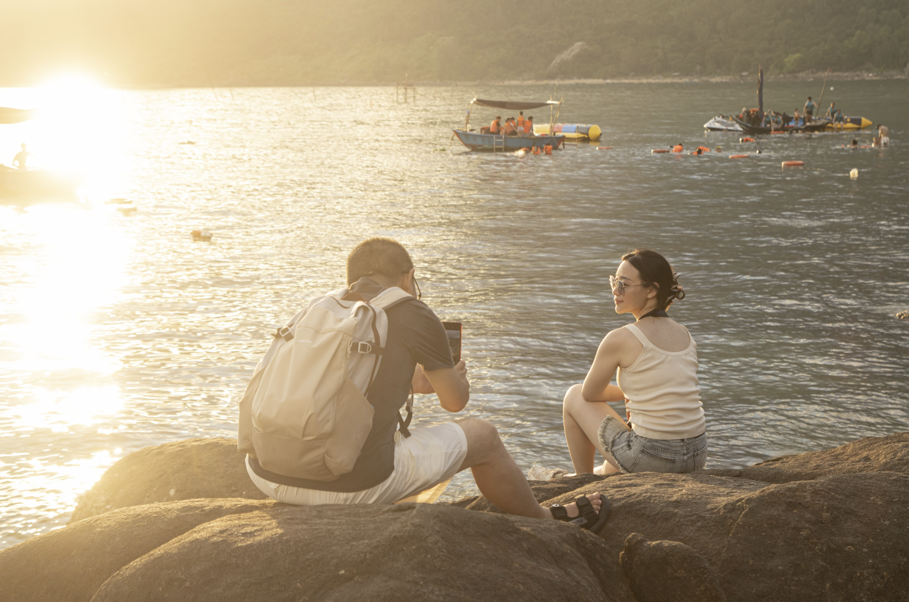 The natural beauty of Da Beach in Da Nang City mesmerizes young people. Photo: Thanh Nguyen / Tuoi Tre