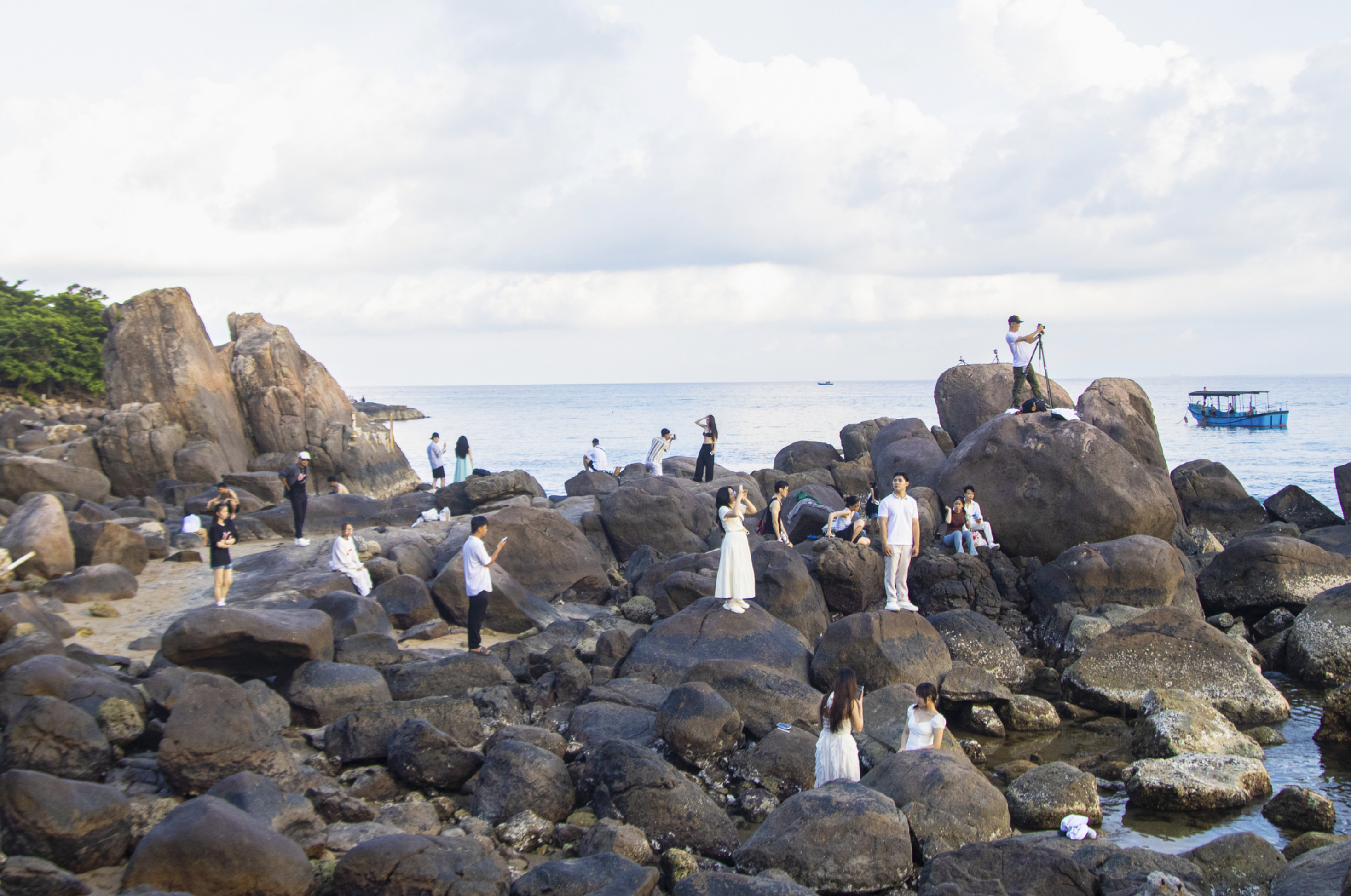 A reef at Da Beach on Son Tra Peninsula draws crowds of young visitors. Photo: Thanh Nguyen / Tuoi Tre