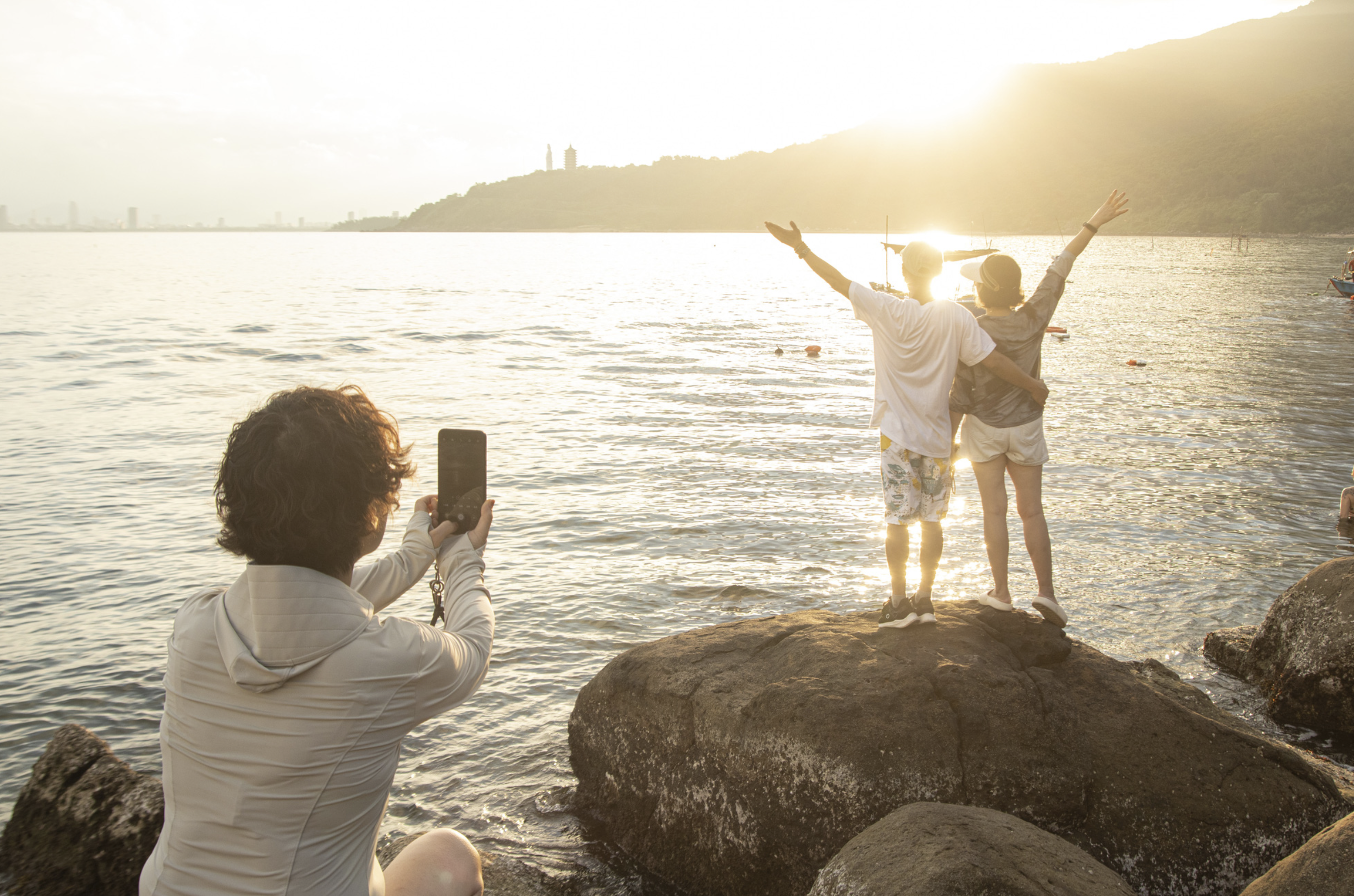 Many visitors take photos with the sunset view on Son Tra Peninsula. Photo: Thanh Nguyen / Tuoi Tre