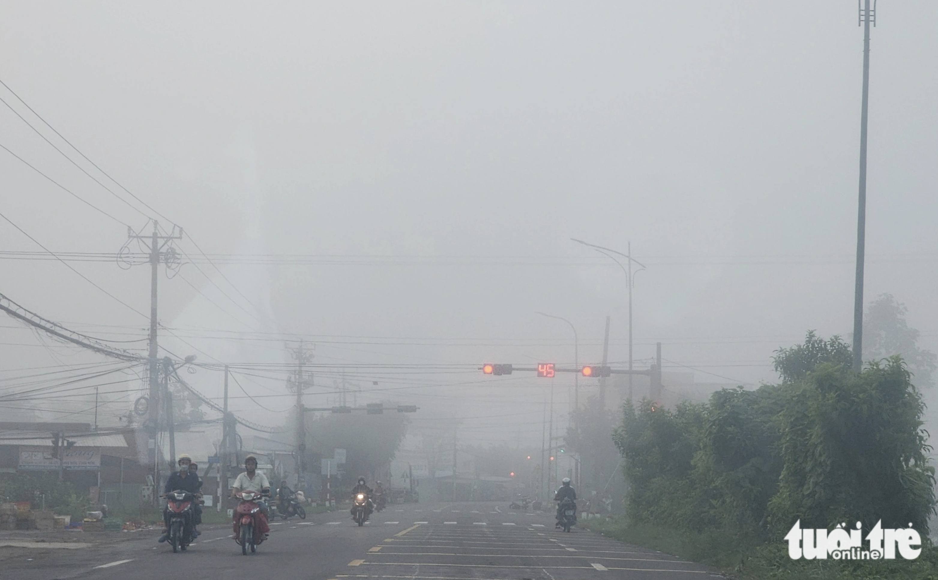 A road in Tien Giang Province engulfed in thick fog on August 5, 2024. Photo: Hoai Thuong / Tuoi Tre