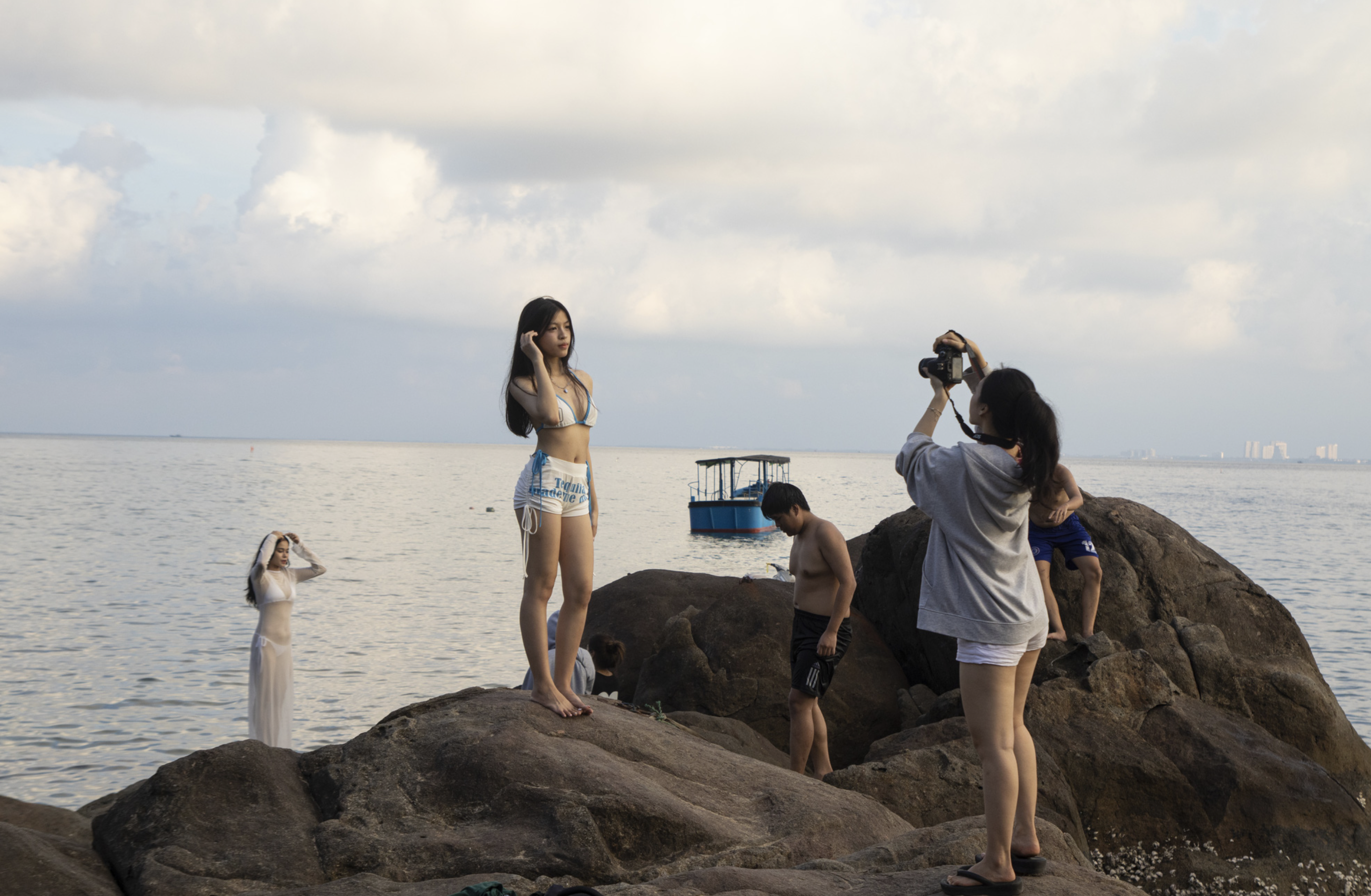 Da Beach has emerged as a fascinating tourist site for young travelers. Photo: Thanh Nguyen / Tuoi Tre