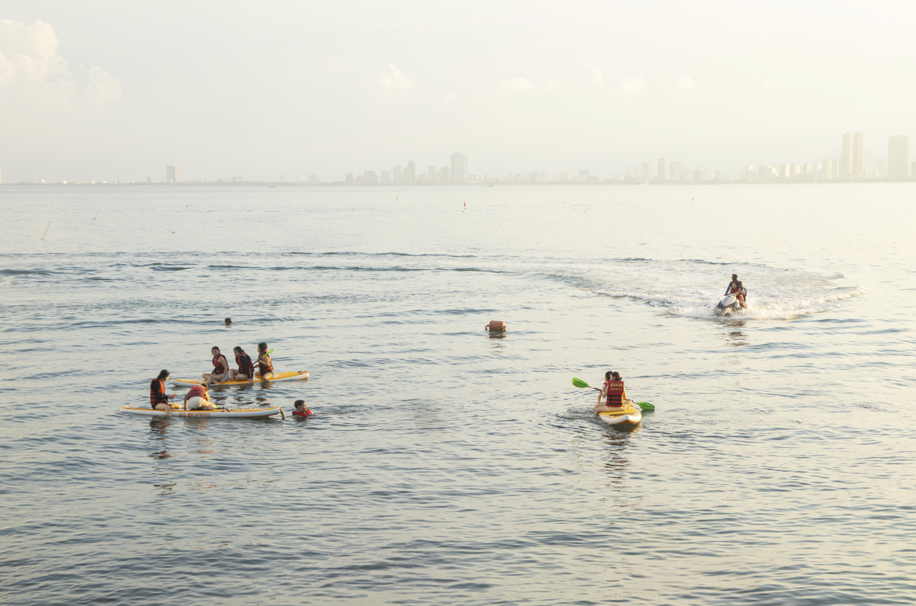 The stand-up paddle boarding service is offered at Da Beach. Photo: Thanh Nguyen / Tuoi Tre