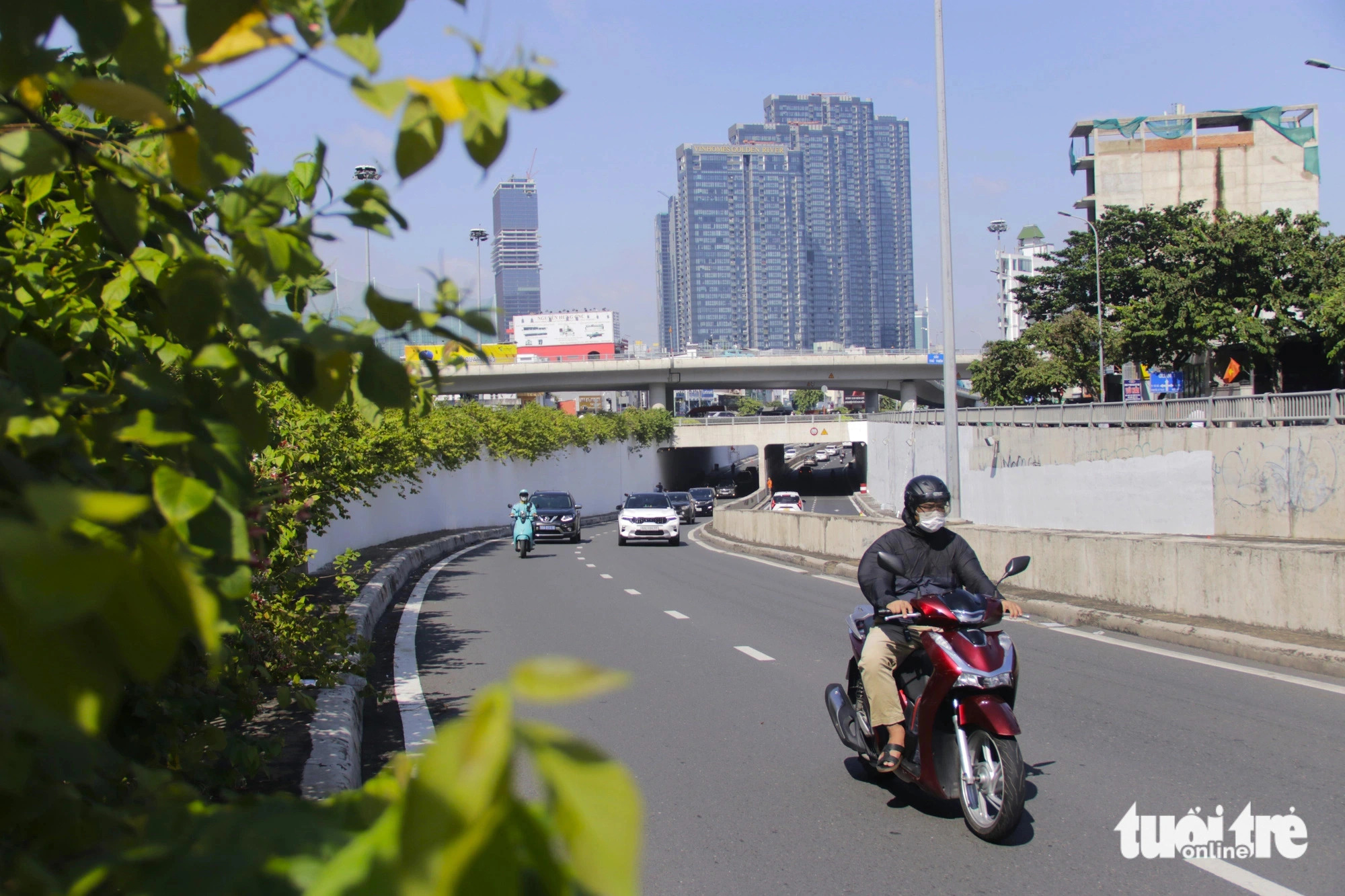 The affected bridges and underpasses will have unwanted graffiti removed and be given a new coat of glossy white paint and an extra layer of non-stick paint that allows easy graffiti cleanup. Photo: Tien Quoc / Tuoi Tre