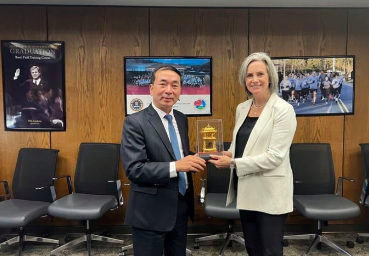 Vietnamese Deputy Minister of Public Security Tran Quoc To (L) presents a souvenir to   Assistant Director of the Federal Bureau of Investigation (FBI)’s Training Division Jacqueline Maguire at their meeting in Quantico City of the U.S. state of Virginia on August 3, 2024. Photo: VNA