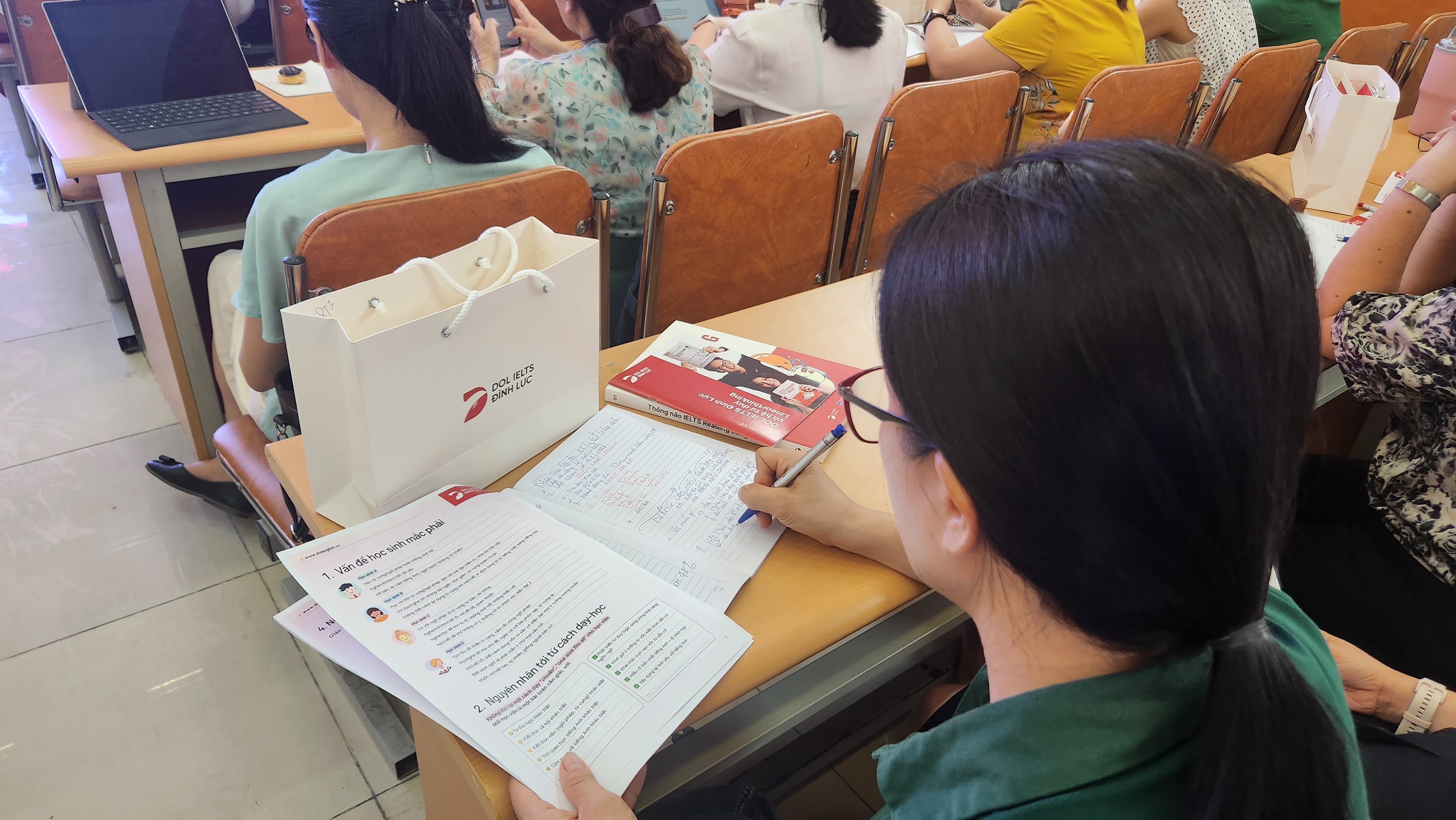 An English teacher takes notes during the training program 'Improving English Teaching and Learning Using Linearthinking' in Hanoi, August 6, 2024. Photo: Courtesy of organizer