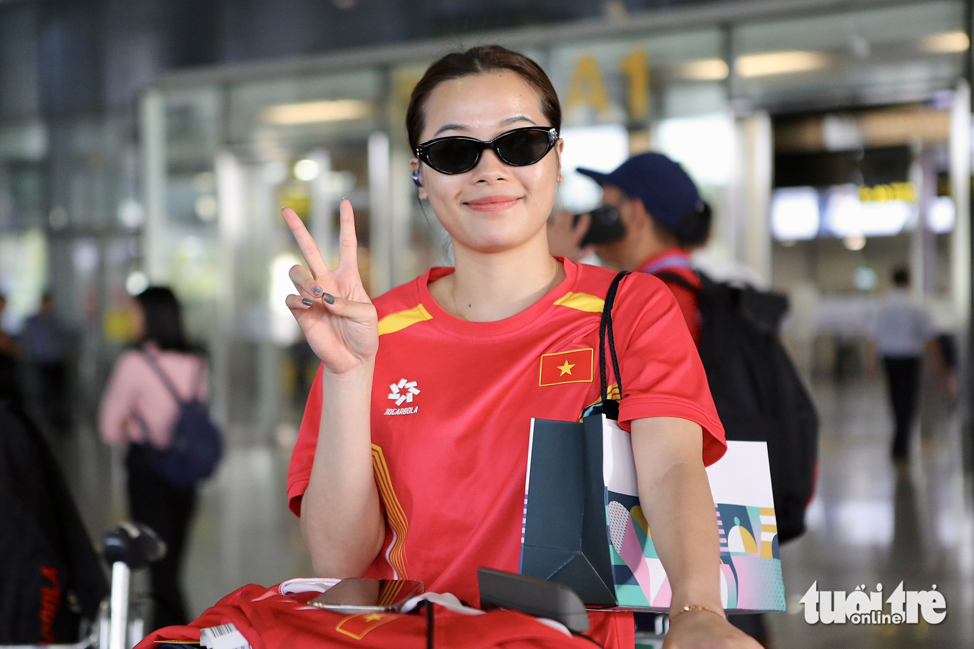 Vietnamese badminton player Nguyen Thuy Linh arrives at Noi Bai International Airport in Hanoi, August 6, 2024. Photo: Hoang Tung / Tuoi Tre