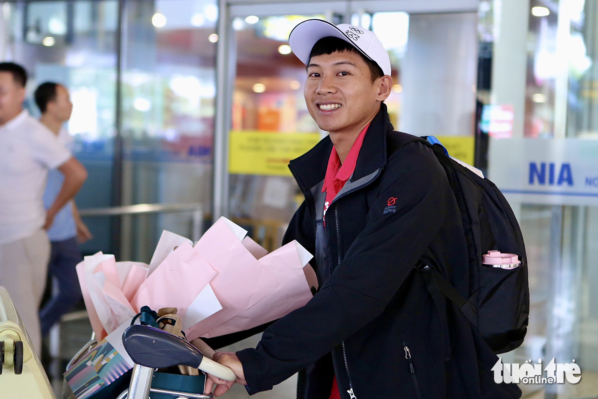 Vietnamese archer Le Quoc Phong arrives at Noi Bai International Airport in Hanoi, August 6, 2024. Photo: Hoang Tung / Tuoi Tre