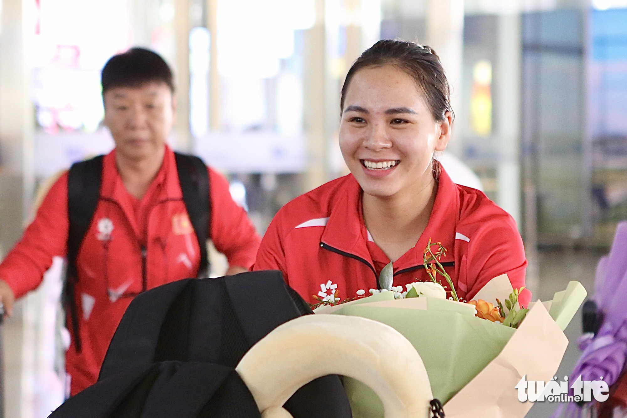 Vietnamese markswoman Trinh Thu Vinh arrives at Noi Bai International Airport in Hanoi, August 6, 2024. Photo: Hoang Tung / Tuoi Tre